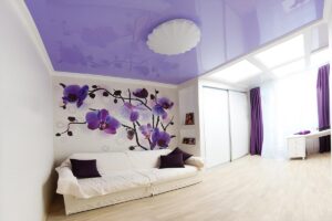 Фиолетовый натяжной потолок в интерьере дома.